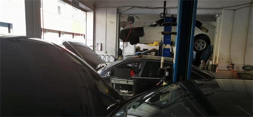手動擋汽車打火時到底要不要踩離合？
